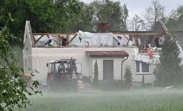 FOTO: Poľskom sa prehnala supercela, strhávala strechy a stromy