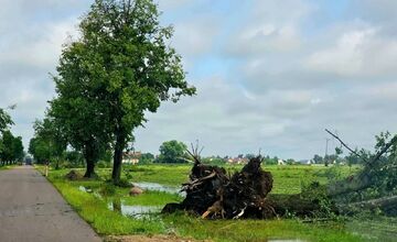 FOTO: Poľskom sa prehnala supercela, strhávala strechy a stromy