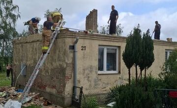 FOTO: Poľskom sa prehnala supercela, strhávala strechy a stromy