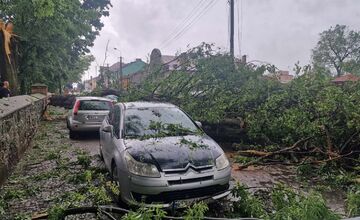 FOTO: Poľskom sa prehnala supercela, strhávala strechy a stromy