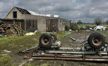 FOTO: Poľskom sa prehnala supercela, strhávala strechy a stromy