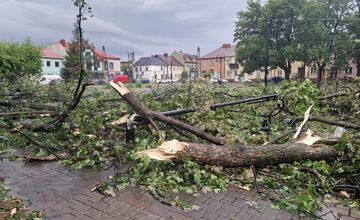 FOTO: Poľskom sa prehnala supercela, strhávala strechy a stromy