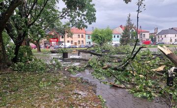 FOTO: Poľskom sa prehnala supercela, strhávala strechy a stromy