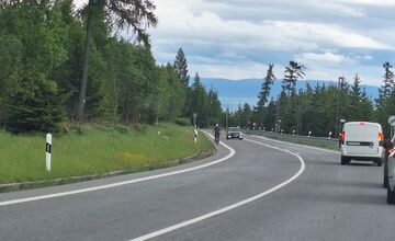 FOTO: Na chodníku pri hlavnej ceste v Tatrách sa pohybovala medvedica s mláďaťom