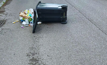 FOTO: Mladík v Bystrici prevracal smetné koše a odkopával zrkadlá na autách
