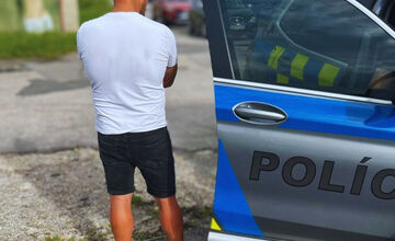 FOTO: Mladík v Bystrici prevracal smetné koše a odkopával zrkadlá na autách