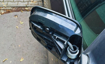 FOTO: Mladík v Bystrici prevracal smetné koše a odkopával zrkadlá na autách