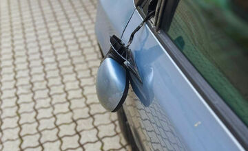 FOTO: Mladík v Bystrici prevracal smetné koše a odkopával zrkadlá na autách