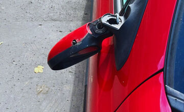 FOTO: Mladík v Bystrici prevracal smetné koše a odkopával zrkadlá na autách