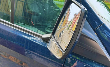 FOTO: Mladík v Bystrici prevracal smetné koše a odkopával zrkadlá na autách