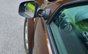 FOTO: Mladík v Bystrici prevracal smetné koše a odkopával zrkadlá na autách