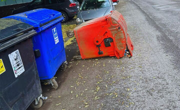 FOTO: Mladík v Bystrici prevracal smetné koše a odkopával zrkadlá na autách