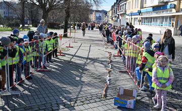 FOTO: Vyfúkli tisíce vajíčok, mesto im za to zasadilo stromy, sadili ich žiaci