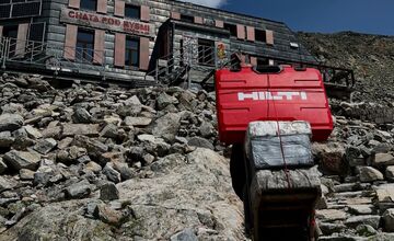 FOTO: Na Rysy prileteli nové kompostovacie záchody