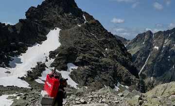 FOTO: Na Rysy prileteli nové kompostovacie záchody