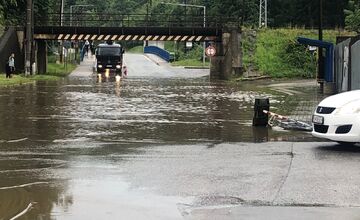 FOTO: Sabinov zasiahla silná supercela. Cesty boli zaplavené, padali aj krúpy