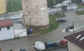 FOTO: Sabinov zasiahla silná supercela. Cesty boli zaplavené, padali aj krúpy