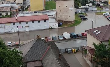FOTO: Sabinov zasiahla silná supercela. Cesty boli zaplavené, padali aj krúpy