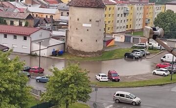 FOTO: Sabinov zasiahla silná supercela. Cesty boli zaplavené, padali aj krúpy