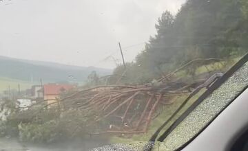 FOTO: Sabinov zasiahla silná supercela. Cesty boli zaplavené, padali aj krúpy