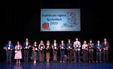 FOTO: Plné divadlo potlesku a emócií. Kraj ocenil top učiteľov a študentov roka