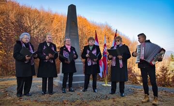 FOTO: Schody k pamätníku ožili. Prešovčan to zobral do vlastných rúk