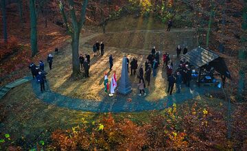 FOTO: Schody k pamätníku ožili. Prešovčan to zobral do vlastných rúk