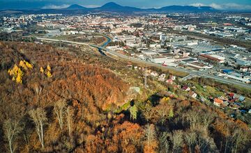 FOTO: Schody k pamätníku ožili. Prešovčan to zobral do vlastných rúk