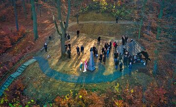 FOTO: Schody k pamätníku ožili. Prešovčan to zobral do vlastných rúk