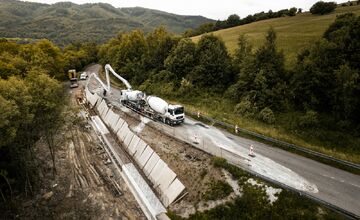 FOTO: Zosuv pôdy za Palotou rieši oporný múr a obmedzenia na ceste