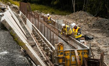 FOTO: Zosuv pôdy za Palotou rieši oporný múr a obmedzenia na ceste