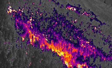  FOTO: Požiar starého lesa pod Kimberkom. Hasiči bojujú s ohňom aj vetrom