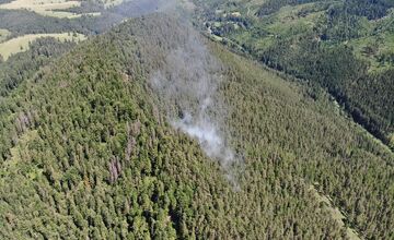  FOTO: Požiar starého lesa pod Kimberkom. Hasiči bojujú s ohňom aj vetrom