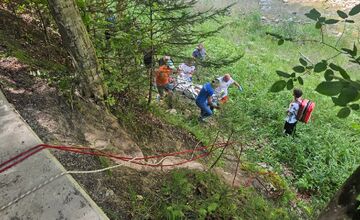 FOTO: Horskí záchranári pomáhali vozičkárovi, ktorý sa prepadol cez zráz v Pieninách