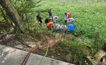 FOTO: Horskí záchranári pomáhali vozičkárovi, ktorý sa prepadol cez zráz v Pieninách