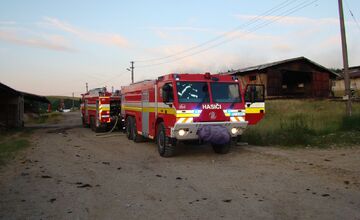 FOTO: Vo Vranovskom okrese došlo k rozsiahlemu požiaru hospodárskej budovy