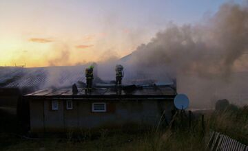 FOTO: Vo Vranovskom okrese došlo k rozsiahlemu požiaru hospodárskej budovy