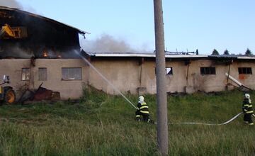 FOTO: Vo Vranovskom okrese došlo k rozsiahlemu požiaru hospodárskej budovy