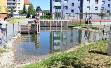 FOTO: Humenské jazierko zachraňovali cisterny