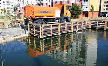 FOTO: Humenské jazierko zachraňovali cisterny