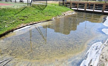 FOTO: Humenské jazierko zachraňovali cisterny