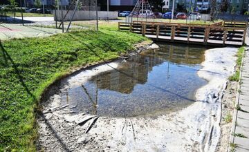 FOTO: Humenské jazierko zachraňovali cisterny