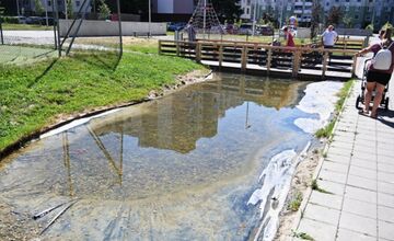 FOTO: Humenské jazierko zachraňovali cisterny