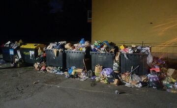 FOTO: Obrovská nálož odpadkov pri internátoch v Prešov