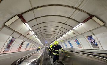 FOTO: Plamene pohltili pražské metro, na jednej zo staníc horel eskalátor