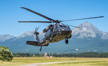 FOTO: Na letisku pristál Black Hawk, nad mestom lieta z jasného dôvodu