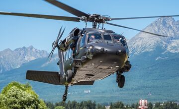 FOTO: Na letisku pristál Black Hawk, nad mestom lieta z jasného dôvodu
