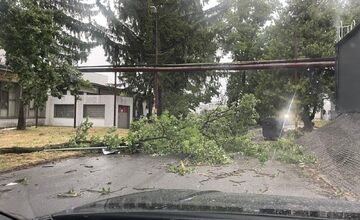 FOTO: Supercela udrela aj v Prešove. Obyvatelia hlásia popadané strechy