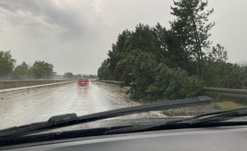 FOTO: Supercela udrela aj v Prešove. Obyvatelia hlásia popadané strechy