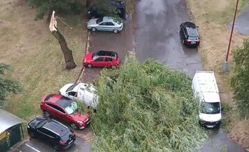 FOTO: Supercela udrela aj v Prešove. Obyvatelia hlásia popadané strechy